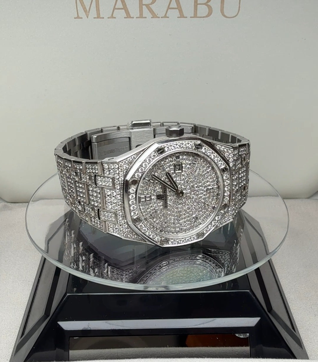 שעון Audemars Piguet Royal Oak משובץ יהלומים במלואו, מבט חזית על מעמד תצוגה