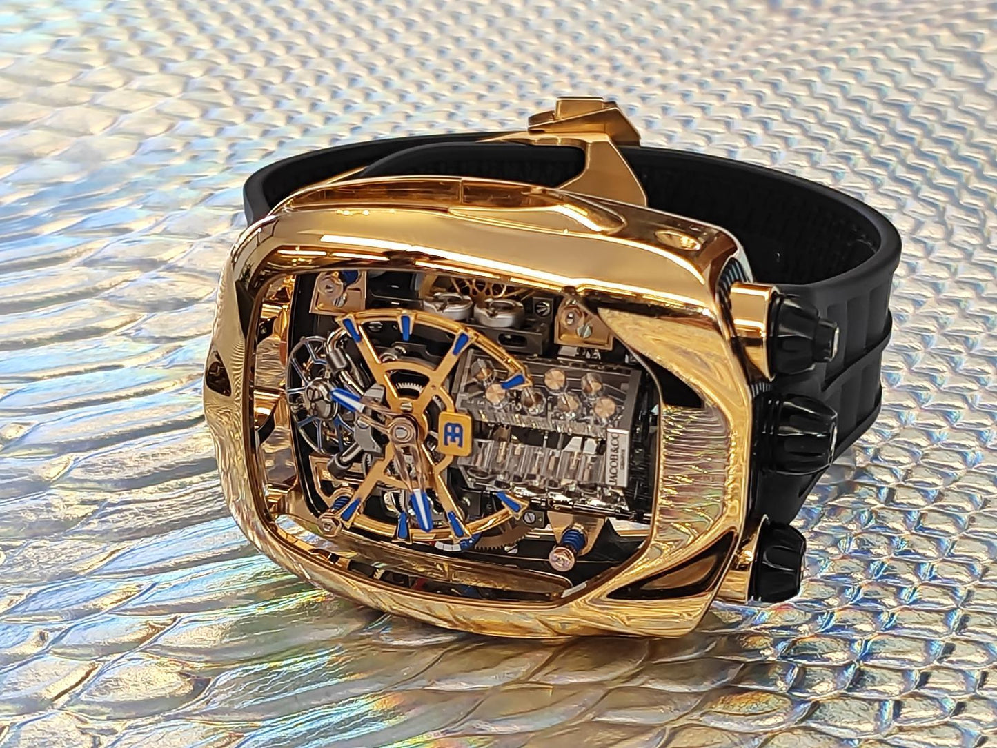 שעון Jacob & Co Bugatti Chiron Tourbillon מזהב אדום, מבט שלושת רבעי