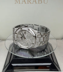 שעון Audemars Piguet Royal Oak משובץ יהלומים במלואו, מבט אלכסוני על מעמד תצוגה