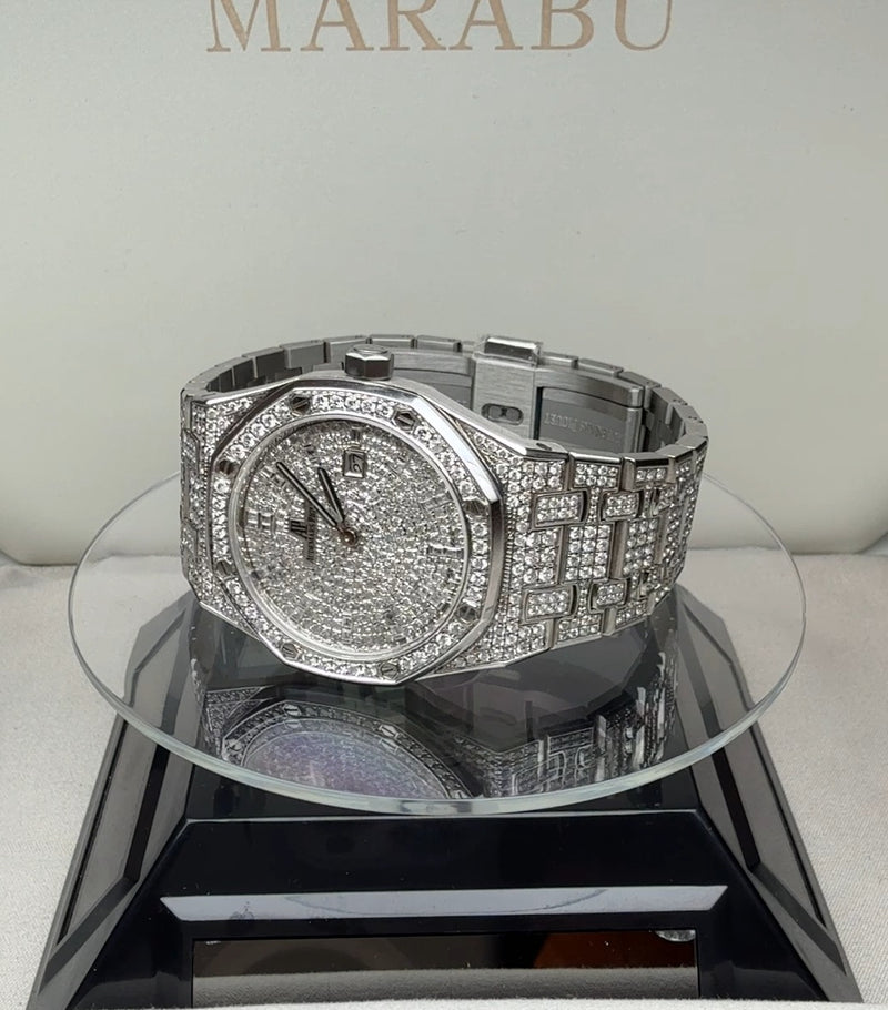 שעון Audemars Piguet Royal Oak משובץ יהלומים במלואו, מבט אלכסוני על מעמד תצוגה