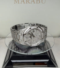 שעון Audemars Piguet Royal Oak משובץ יהלומים במלואו, מבט חזית על מעמד תצוגה