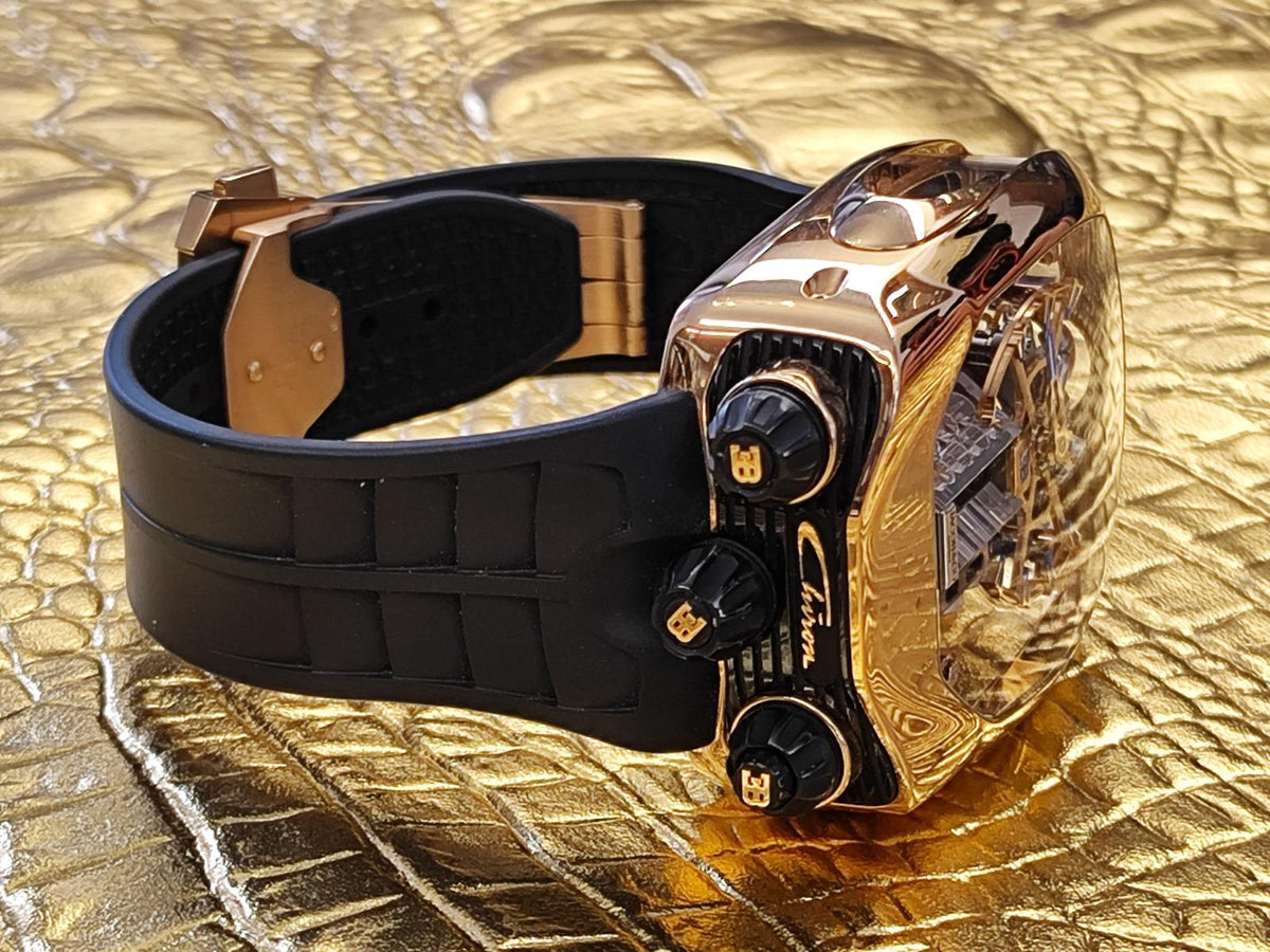 שעון Jacob & Co Bugatti Chiron Tourbillon מזהב אדום עם רצועת גומי שחורה, מבט צד